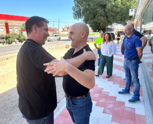 El presidente provincial saluda al alcalde de Casas Ibáñez en su visita a las obras que se realizan en la travesía de la N322 de la localidad