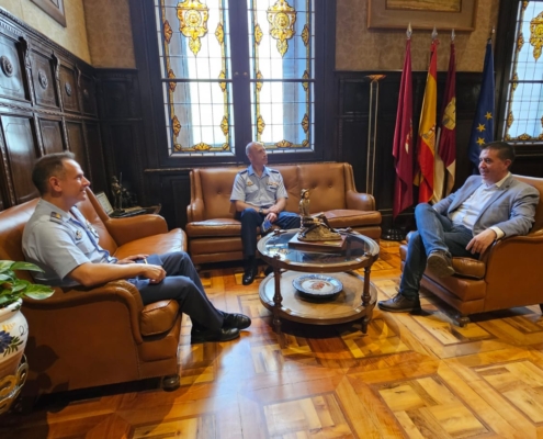 Encuentro entre el presidente provincial y Coroneles que protagonizarán el próximo Relevo de Mando en la Base Aérea de Los Llanos y Ala 14 de A ...