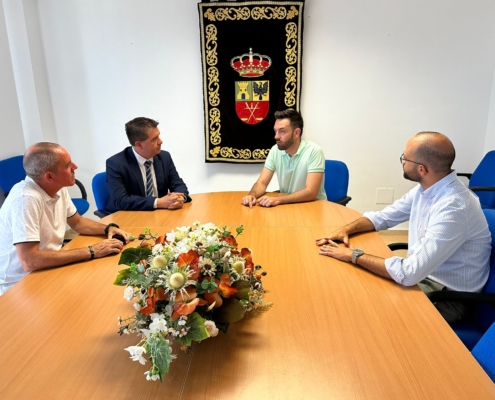 Presidente y vicepresidente provinciales conversan con el alcalde de Motilleja en el ayuntamiento de la localidad