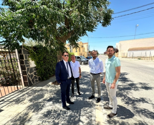 Presidente y vicepresidente provinciales visitan con el alcalde de Motilleja una de las mejoras de calles acometidas en la localidad con POS