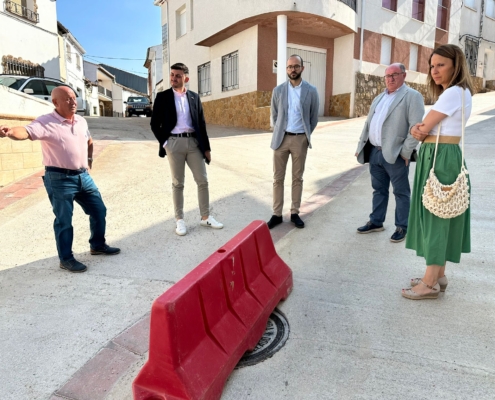 El vicepresidente provincial y la diputada de Agenda 2030 supervisan mejoras de calles en Bienservida con el alcalde y parte de su equipo