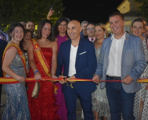 Cabañero asiste al inicio de la Feria y Fiestas de Casas Ibáñez apuntando que estas celebraciones son “un escaparate perfecto” para presumi ...