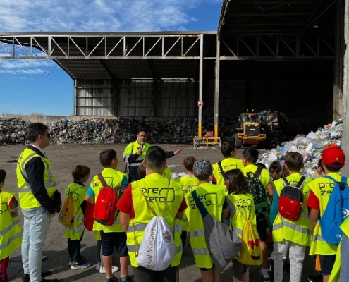 Foto de escolares en visita al Centro de Tratamiento de Residuos Urbanos del CPMA de Albacete