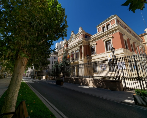 Imagen frontal diagonal derecha del exterios del Palacio de la Diputación de Albacete