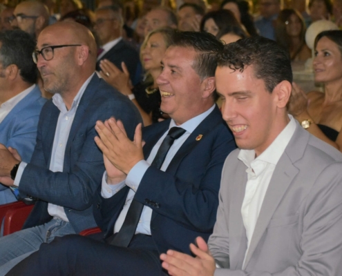 Imagen del presidente provincial junto al pregonero aplaudiendo durante la gala de apertura de las Fiestas 2024 de San Roque en Barrax