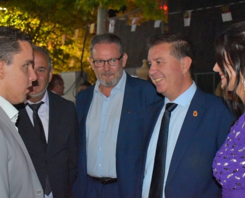 El presidente provincial saludando al pregonero 2024 de las Fiestas de San Roque en Barrax