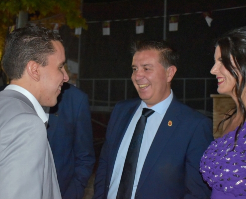 El presidente provincial saludando al pregonero 2024 de las Fiestas de San Roque en Barrax