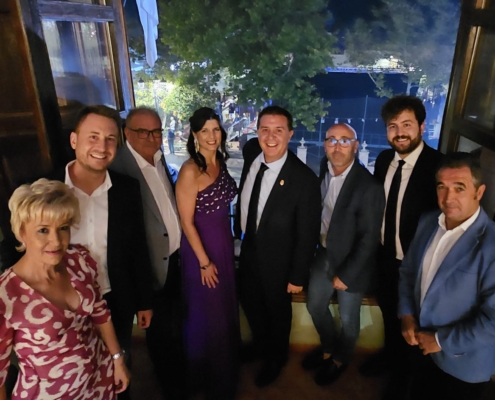 Imagen de algunas de las autoridades viendo desde el balcón del Ayuntamiento de Barrx el Toro de Fuego de la noche inaugural de las Fiestas 2024  ...