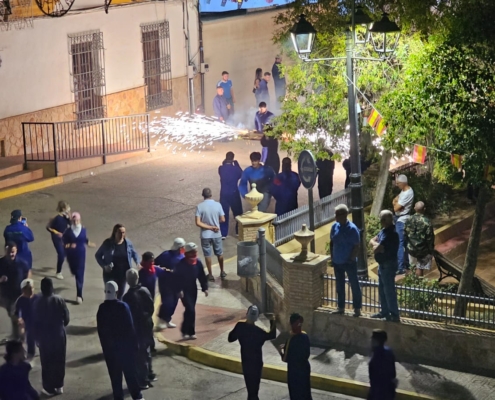 Imagen del primer Toro de Fuego de la noche de apertura de las Fiestas 2024 de San Roque desde el balcón del Ayuntamiento de Barrax