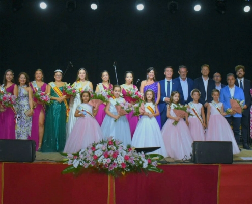 Foto de grupo de autoridades con las reinas y damas de las Fiestas 2024 ded San Roque en Barrax