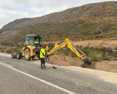 La Diputación de Albacete avanza en la mejora de las cunetas de la AB-404 entre Hellín y Agramón por el Puerto del Encerrado