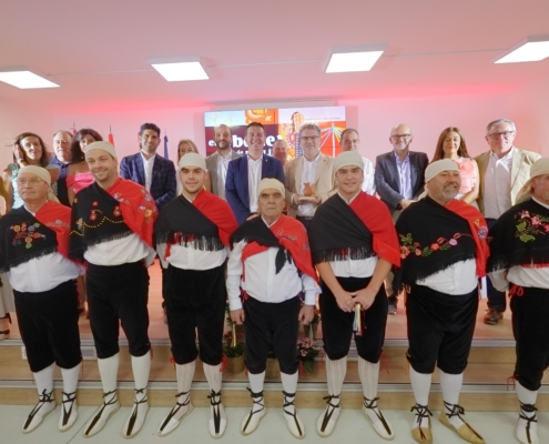 Hellín ‘baila’ al son de sus Danzantes de Isso en el estand de la Diputación de Albacete