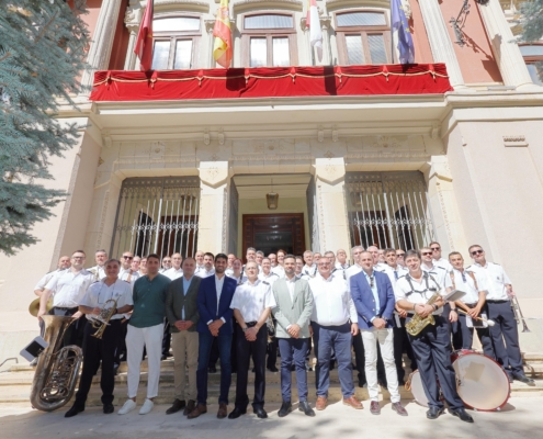 El pasacalles de la Banda Sinfónica Municipal de Albacete alegra la ciudad con su habitual ‘parada’ en el Palacio Provincial durante la Feria