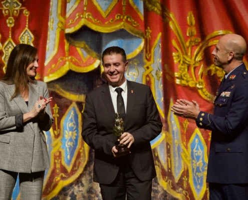 Cabañero recoge la distinción del Ala 14 a la Diputación en la clausura de los actos en torno al 50º aniversario de la Unidad