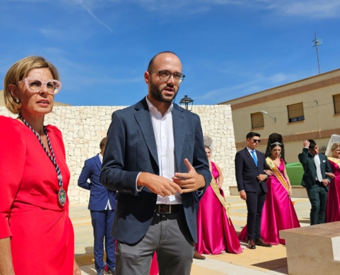 Fran Valera visita Bonete que, en el marco de sus Fiestas, ha ‘estrenado’ la remodelación de la Plaza Emilio Teruel de la mano de la Diputación