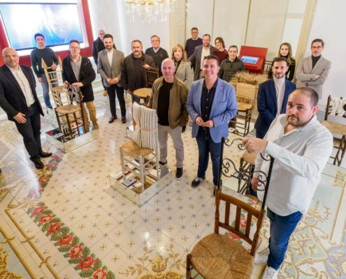 Cabañero inaugura en el Fontecha la exposición del ambicioso proyecto ‘One and Twelve Chairs’, un homenaje de la Diputación de Albacete a l ...