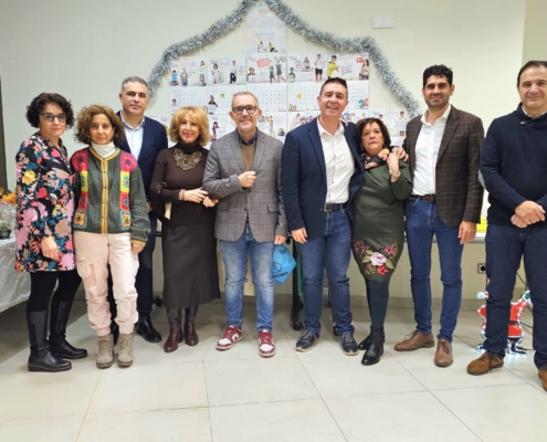 Cabañero visita la tienda solidaria de Afanion animando a la población a tenerla en cuenta en sus compras navideñas