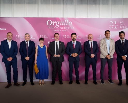 Cabañero encabeza la amplia delegación de la Diputación que, junto al Gobierno Autonómico y la ciudadanía, celebra desde Albacete la identida ...