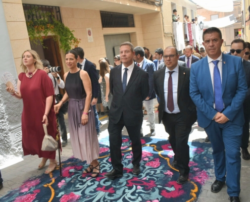 Cabañero subraya que las Alfombras de Serrín transforman Elche de la Sierra en “un gran museo de arte efímero al aire libre” a un paso de s ...