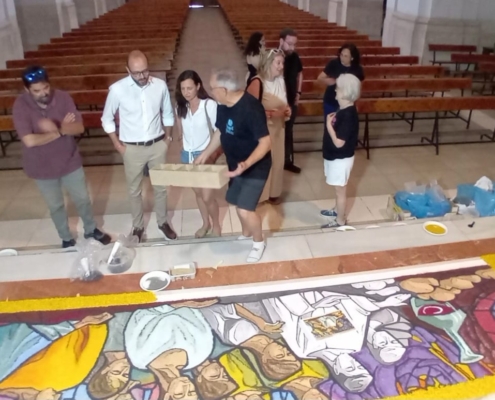 Valera destaca la implicación y el cariño con el que Elche de la Sierra prepara la celebración de sus tradicionales Alfombras de Serrín