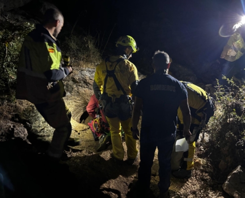 Bomberos del SEPEI de la Diputación de Albacete participan en el dispositivo de búsqueda del espeleólogo extraviado en los Chorros del Río Mun ...