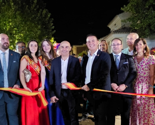 Tradición, juventud y alegría protagonizan la participativa cabalgata de apertura de las Fiestas de Casas Ibáñez con presencia de Cabañero