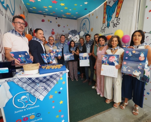 Caba&ntilde;ero anima a comenzar en la Feria el &lsquo;Viaje por la galaxia Afanion&rsquo; comprando los calendarios 2026 de la entidad