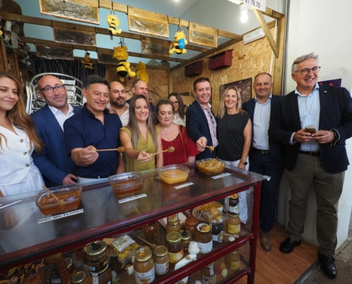 La Diputaci&oacute;n duplicar&aacute; en 2026 el convenio con ASAPA en apoyo al sector ap&iacute;cola, protagonista del &lsquo;corte de la miel&rsquo; en la Feria de Albacete