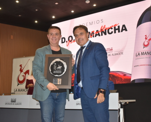 Caba&ntilde;ero recibe el premio &lsquo;Fidelidad&rsquo; que otorga la DO La Mancha por su constante apoyo al sector vitivin&iacute;cola
