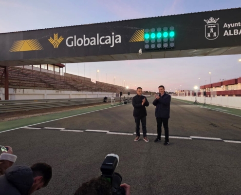 El Circuito de Velocidad vuelve a arrancar, tras el simb&oacute;lico encendido de sem&aacute;foro a cargo del presidente de la Diputaci&oacute;n y el alcalde de Alb ...