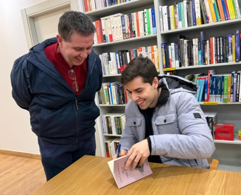 El presidente de la Diputaci&oacute;n acompa&ntilde;a a Jes&uacute;s Cutanda en la presentaci&oacute;n de &lsquo;Abril entre los dedos&rsquo; en la Librer&iacute;a Popular