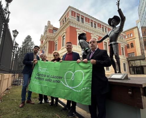 &lsquo;Don Quijote y Sancho Panza&rsquo; ya lucen desde la Diputaci&oacute;n de Albacete sus brazaletes de la esperanza en el marco del D&iacute;a Mundial contra el C ...