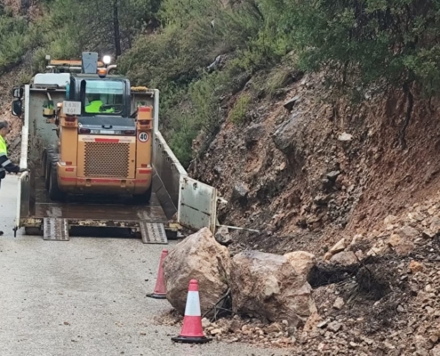 La Diputaci&oacute;n de Albacete trabaja en la retirada de los desprendimientos que el temporal ha causado en la red provincial de carreteras, con cinco ...