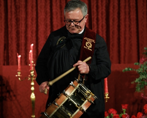 Caba&ntilde;ero acompa&ntilde;a el preg&oacute;n de Ram&oacute;n Garc&iacute;a abriendo la Semana Santa de Hell&iacute;n poniendo voz al tambor y la memoria de un pueblo