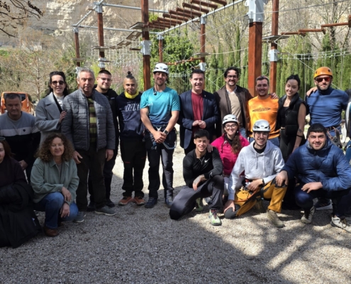 Caba&ntilde;ero agradece su colaboraci&oacute;n al grupo de vecinos y vecinas de Alcal&aacute; del J&uacute;car que ayud&oacute; al rescate del joven accidentado el pasado 2 de ...