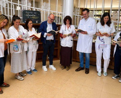 Abrazo entre generaciones en la Residencia de Mayores San Vicente de Pa&uacute;l de la Diputaci&oacute;n con motivo del D&iacute;a del Libro
