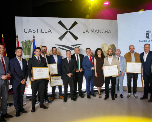 Caba&ntilde;ero arropa a las cooperativas y empresas albacetenses reconocidas en los Premios Gran Selecci&oacute;n Campo y Alma, subrayando la excelencia del  ...