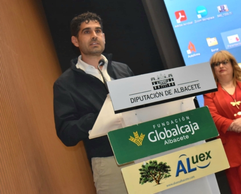 Gonz&aacute;lez subraya que el Ciclo de Conferencias de ALUEX hace frente a la desinformaci&oacute;n y la soledad no deseada mediante &ldquo;conocimiento de calid ...