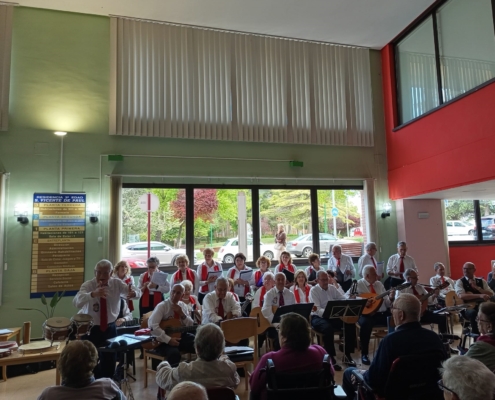 La Rondalla del Centro de Mayores Albacete II canta los mayos y llena la residencia de m&uacute;sica y recuerdos.