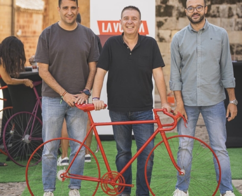 M&uacute;sica, ambiente y afici&oacute;n en la Sierra para convertir el paso de La Vuelta en una gran fiesta provincial
