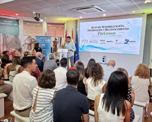 Jos&eacute; Gonz&aacute;lez subraya en la Feria de Albacete que el avance en la atenci&oacute;n al P&aacute;rkinson solo es posible 