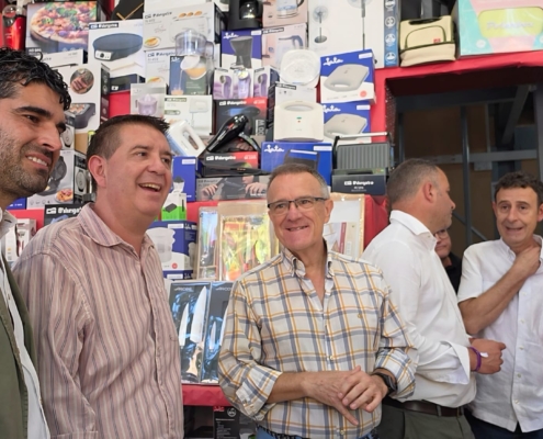Caba&ntilde;ero, Gonz&aacute;lez y G&oacute;mez, fieles a una de las tradiciones m&aacute;s solidarias de la Feria en la T&oacute;mbola de C&aacute;ritas