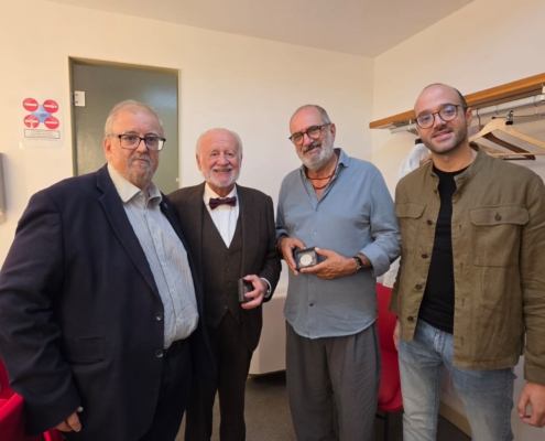 Fran Valera entrega a Juan Echanove y Joaqu&iacute;n Climent la Medalla de Honor del Teatro Circo tras una representaci&oacute;n de &lsquo;Esencia&rsquo; que conquist ...