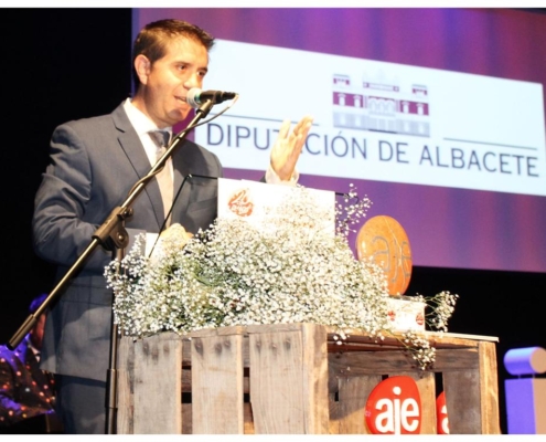 Cabañero reconoce el mérito de AJE en su apoyo a los jóvenes emprendedores de Albacete en la XVI edición de sus premios