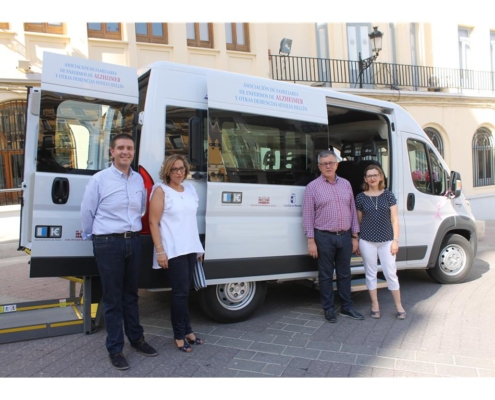 El presidente de la Diputación entrega una furgoneta adaptada de transporte a AFA-Hellín