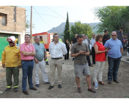 Cabañero envía un mensaje de ánimo a los efectivos que están trabajando en la extinción del incendio de Yeste