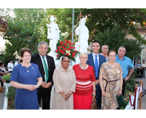 Vecinos del Bonillo rinden homenaje a la Residencia de Nuestra Señora del Carmen con el regalo de un grupo escultórico