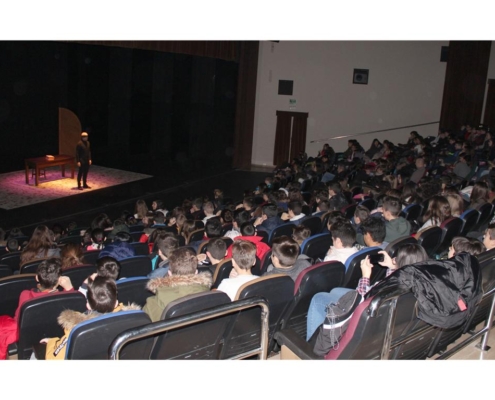 La campaña de teatro escolar bilingüe congrega a mas de un millar de alumnos en el Teatro de la Paz