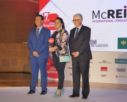 Cabañero felicita a los galardonados en los XVII Premios Joven Empresario de AJE