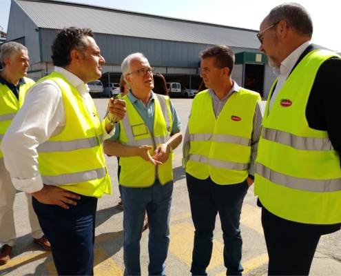 Santiago Caba&ntilde;ero subraya la importancia de nuestro sector agroalimentario durante su visita a varias empresas de referencia en Villarrobledo